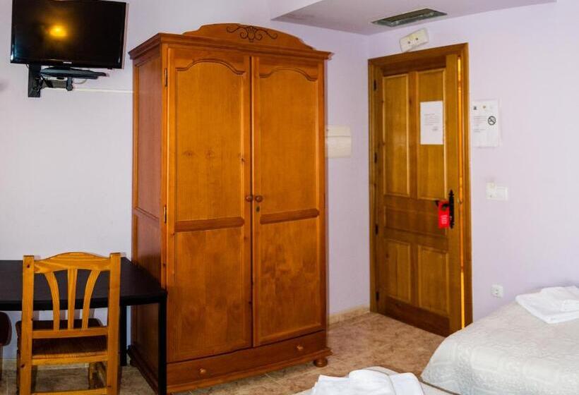 基本三人间, El Roble Hotel Restaurante