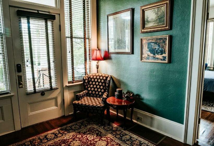 اتاق سوپریور با تخت بزرگ, Heritage House Bed & Breakfast   Boutique Adults Only Inn