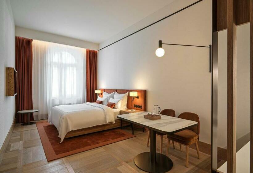 استودیوی لوکس, Ea Hotel Juliš