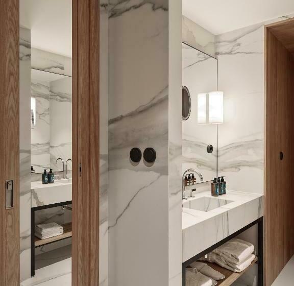 استودیوی لوکس, Ea Hotel Juliš