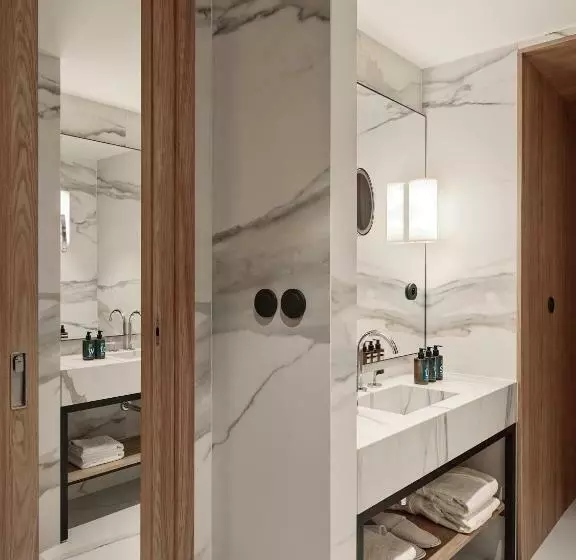 استودیوی لوکس, Ea Hotel Juliš