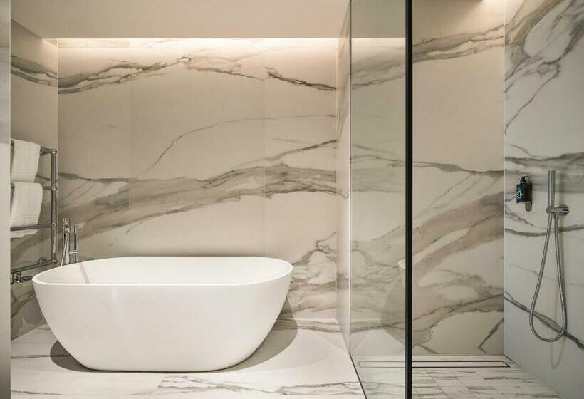 سوییت لوکس, Ea Hotel Juliš