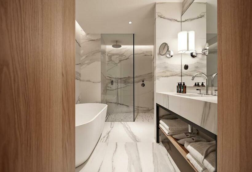 سوییت لوکس, Ea Hotel Juliš