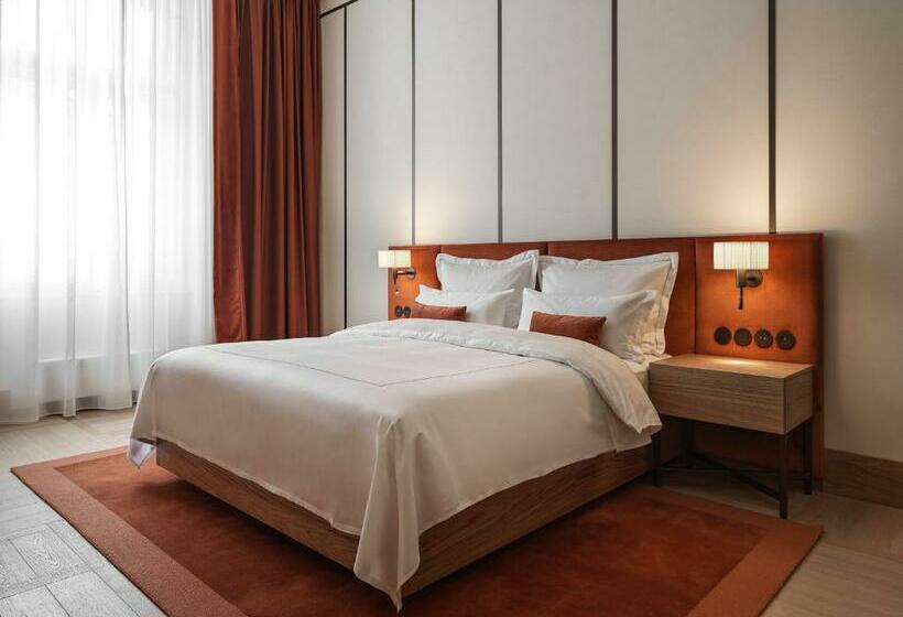 سوییت لوکس, Ea Hotel Juliš