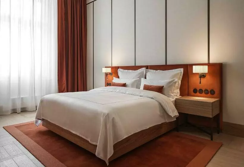 سوییت لوکس, Ea Hotel Juliš