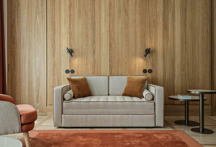 سوییت لوکس, Ea Hotel Juliš