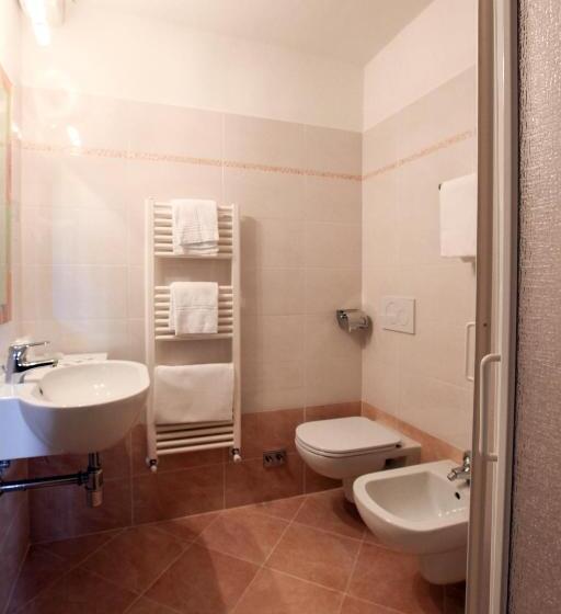 اتاق استاندارد چهار تخته, Bologna