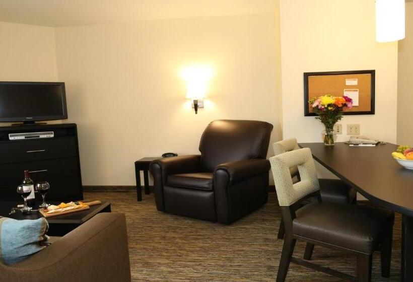 جناح, Candlewood Suites East Lansing, An Ihg