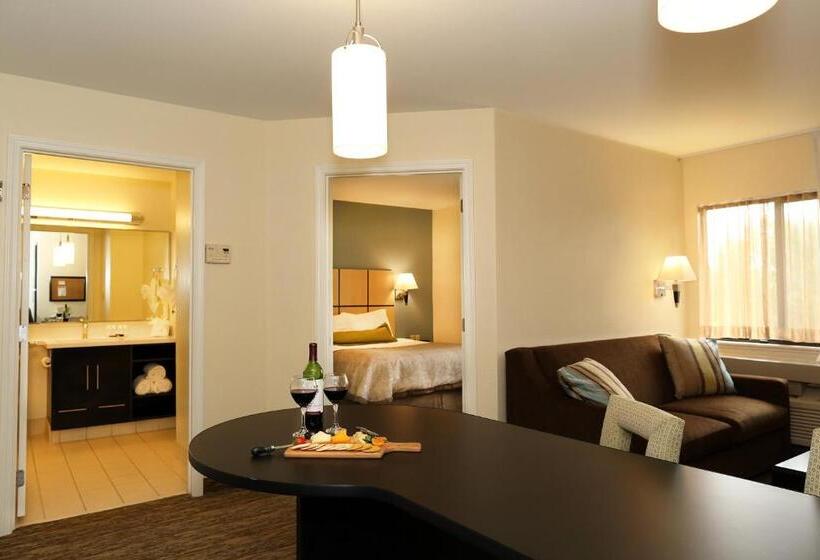 جناح, Candlewood Suites East Lansing, An Ihg