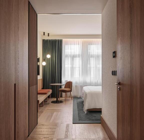 اتاق سوپریور با تخت بزرگ, Ea Hotel Juliš