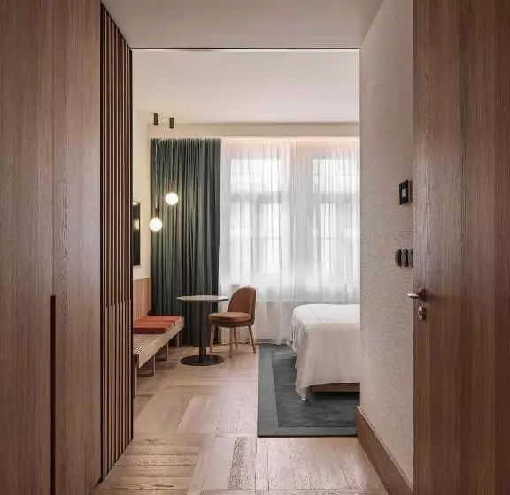 اتاق سوپریور با تخت بزرگ, Ea Hotel Juliš