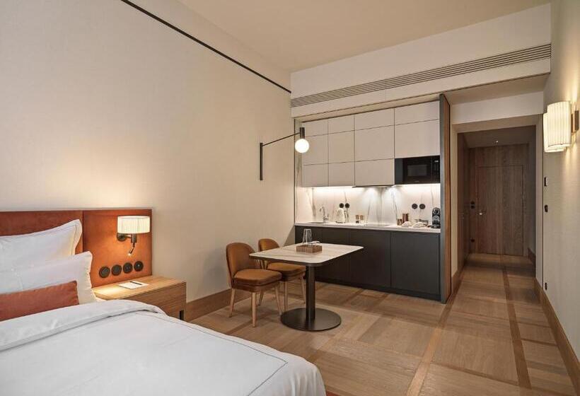 استودیوی لوکس, Ea Hotel Juliš