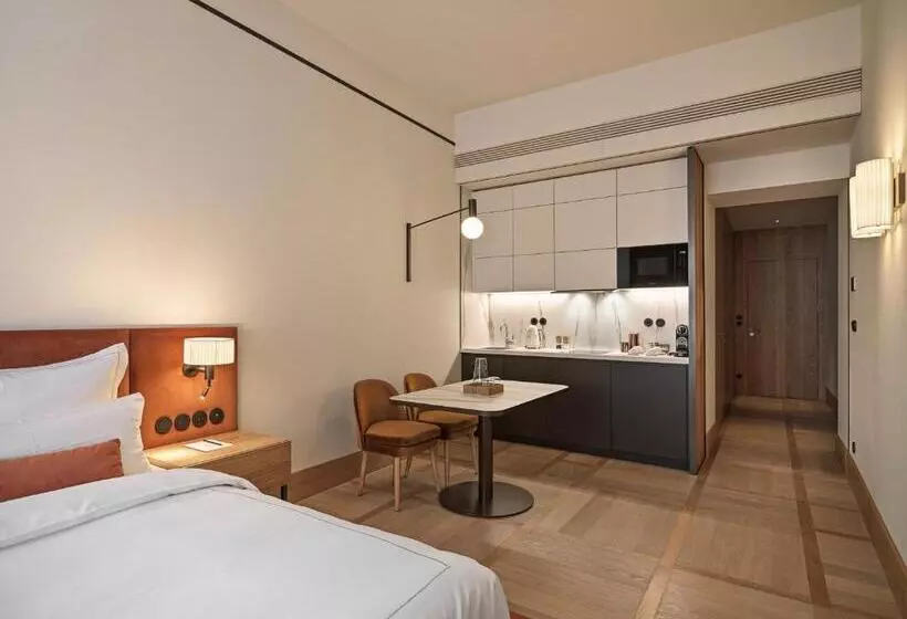 استودیوی لوکس, Ea Hotel Juliš