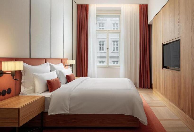 سوییت, Ea Hotel Juliš