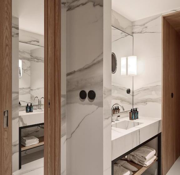 سوییت لوکس, Ea Hotel Juliš