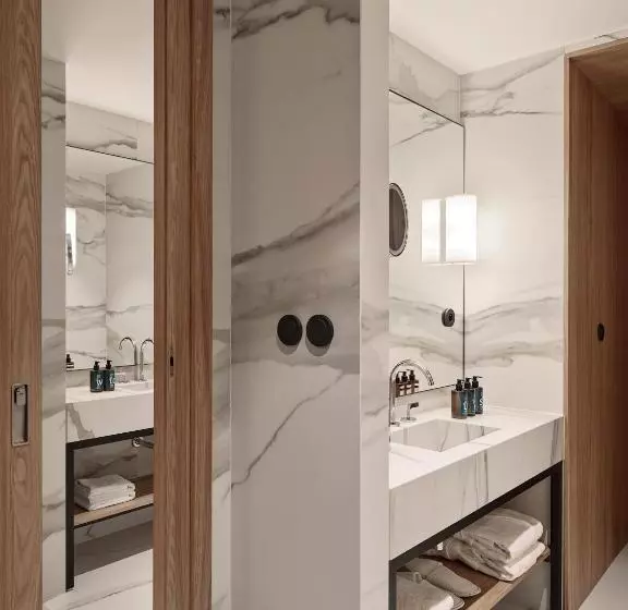 سوییت لوکس, Ea Hotel Juliš