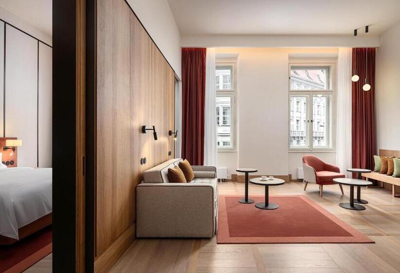 سوییت لوکس, Ea Hotel Juliš