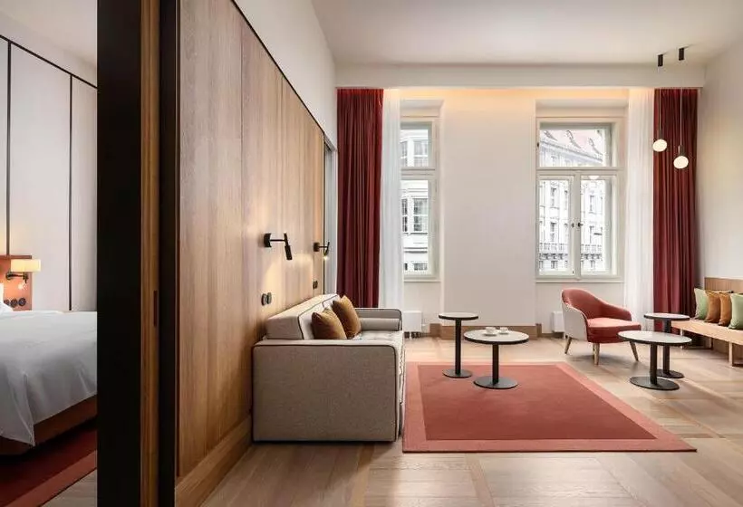 سوییت لوکس, Ea Hotel Juliš