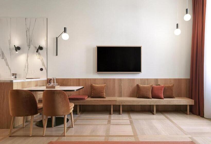 سوییت لوکس, Ea Hotel Juliš