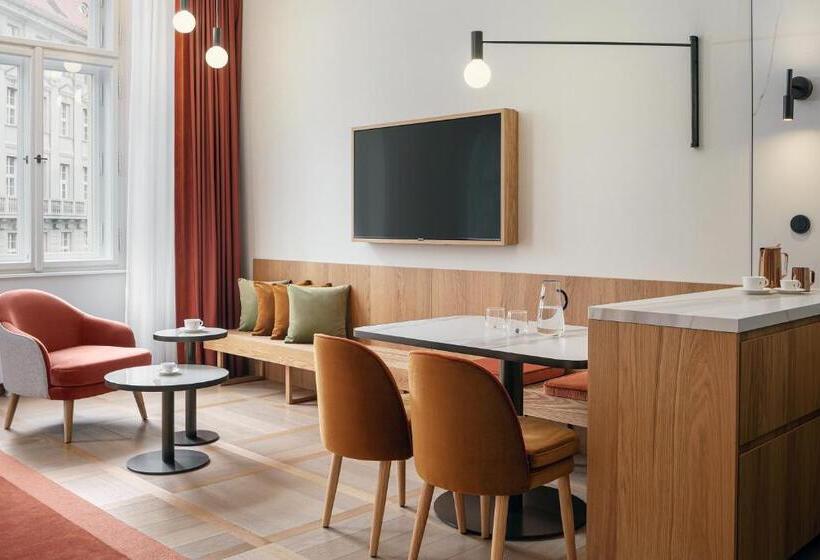 سوییت لوکس, Ea Hotel Juliš