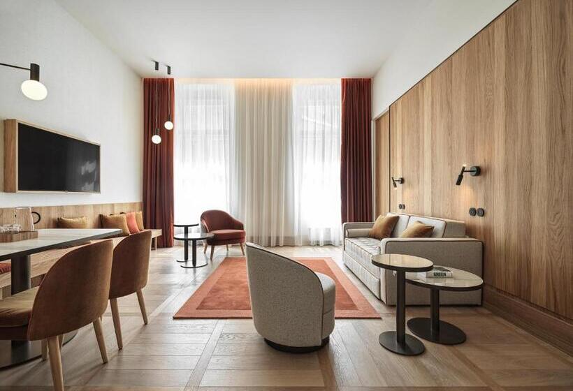 سوییت لوکس, Ea Hotel Juliš