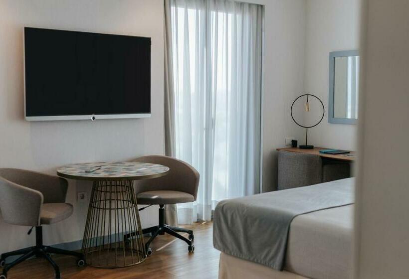 جناح جونيور مطلّ علي البحر, Neptuno Playa & Spa