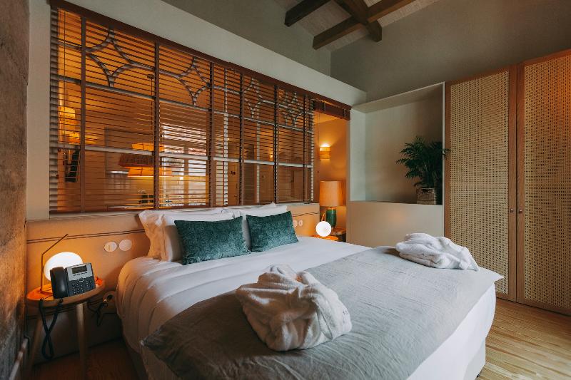 سوییت, Sana Malhoa