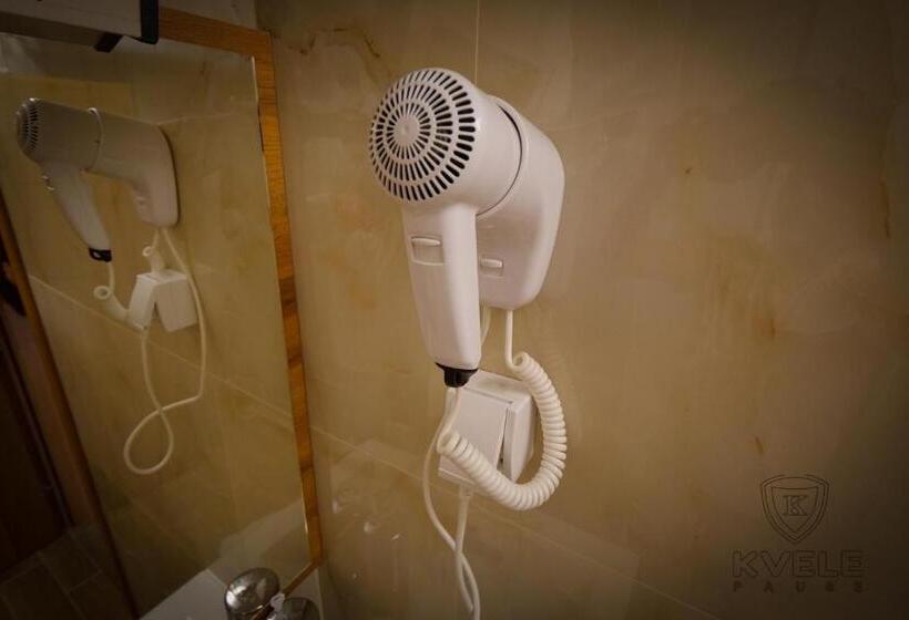 اتاق لوکس سه تخته, Motel Kvele