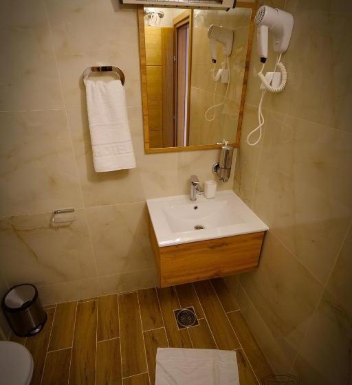 اتاق لوکس سه تخته, Motel Kvele