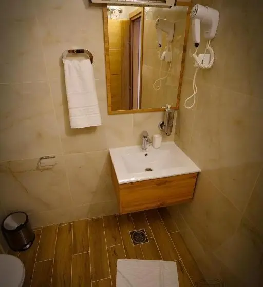 اتاق لوکس سه تخته, Motel Kvele
