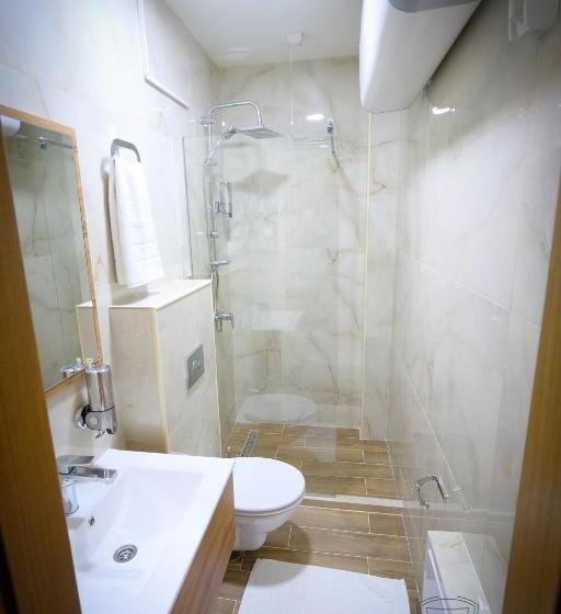 اتاق لوکس سه تخته, Motel Kvele