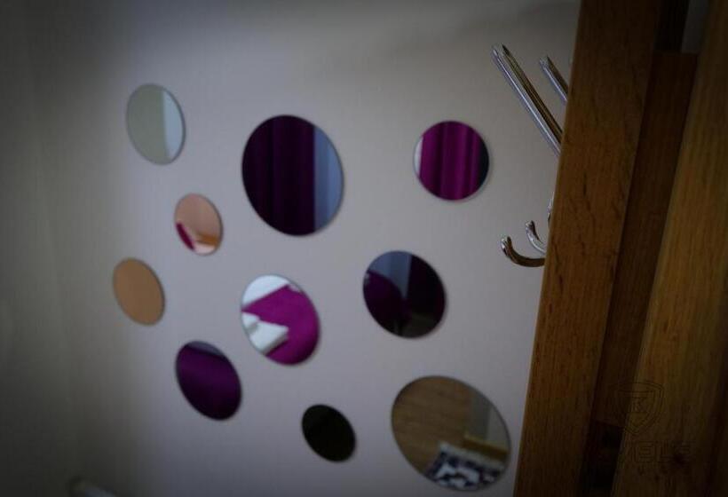 اتاق لوکس, Motel Kvele