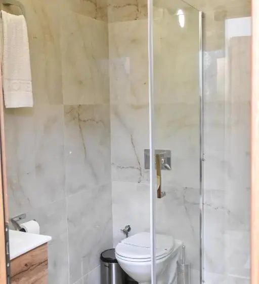 اتاق لوکس با تخت بزرگ, Motel Kvele