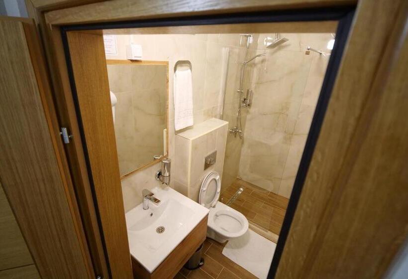 اتاق لوکس سه تخته, Motel Kvele