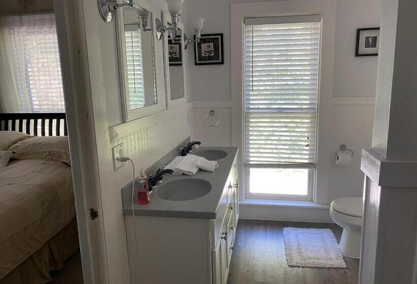 Номер Стандарт, Monroe Manor Inn