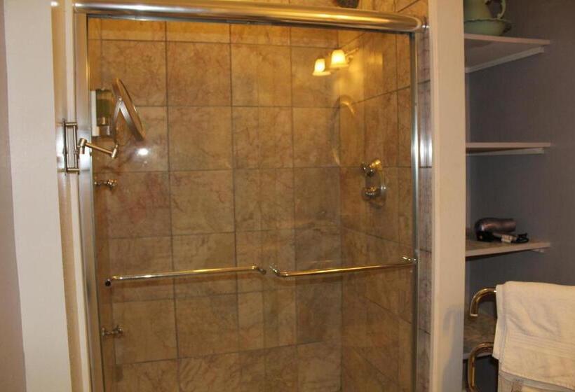 جناح, Monroe Manor Inn