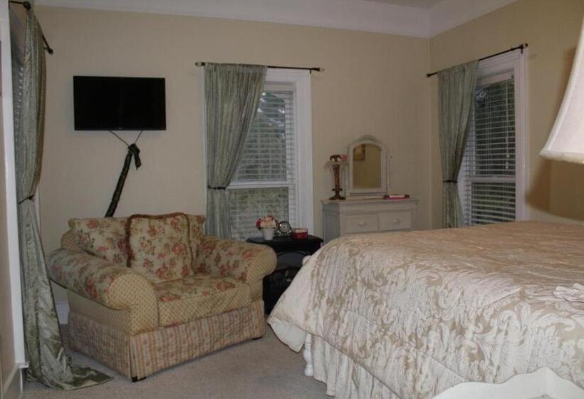 جناح, Monroe Manor Inn