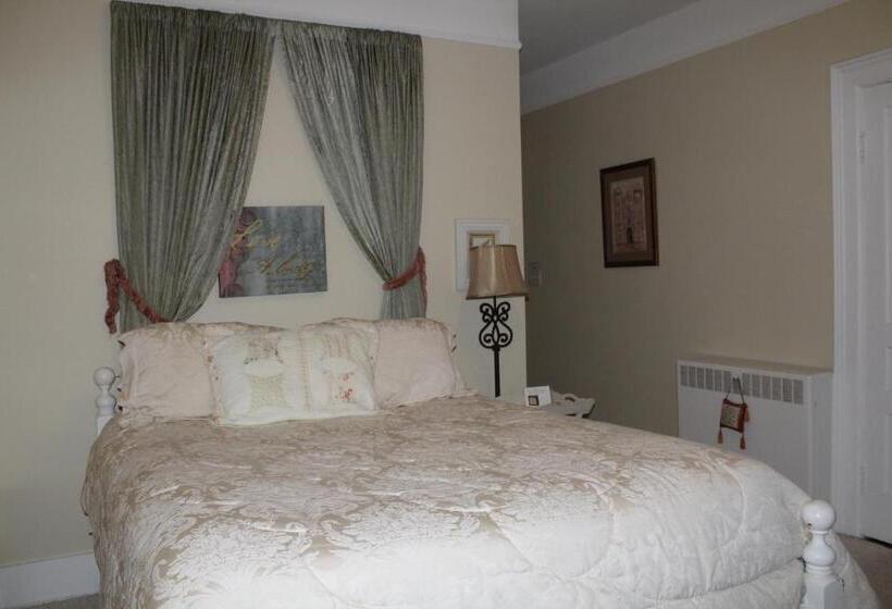 جناح, Monroe Manor Inn