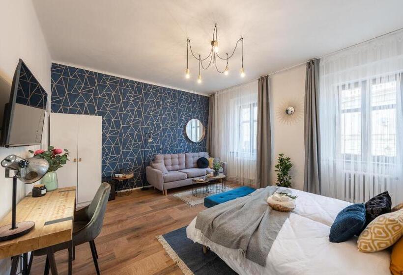 家庭间, Penzion Mácha