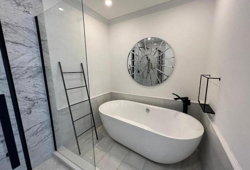 חדר דחוקס עם מיטת קינג, The Jane Toronto