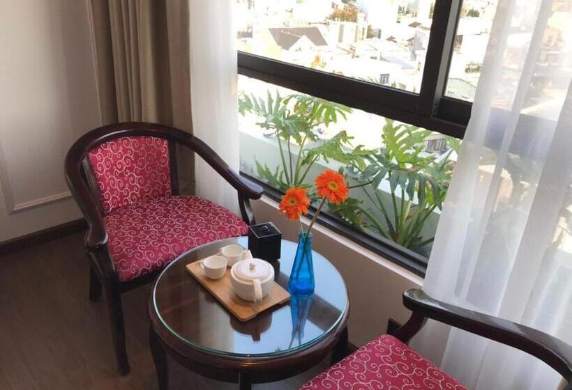 مجموعه ویستا شهر, Khanh Linh