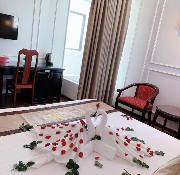 اتاق لوکس, Khanh Linh