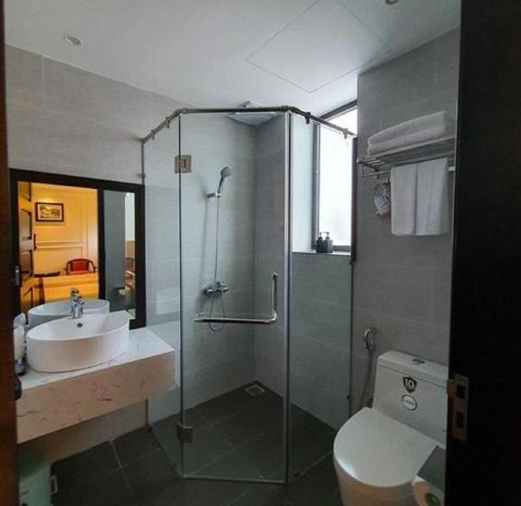 اتاق خانوادگی, Khanh Linh