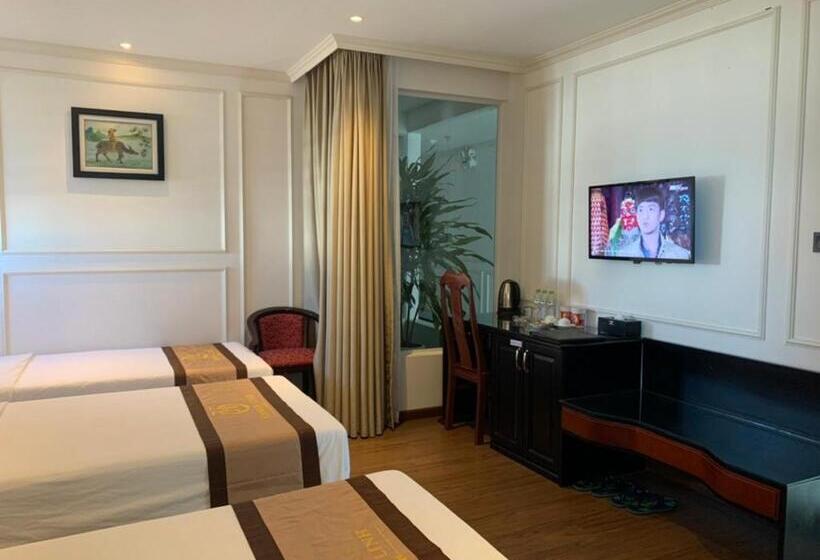 اتاق استاندارد سه نفره, Khanh Linh