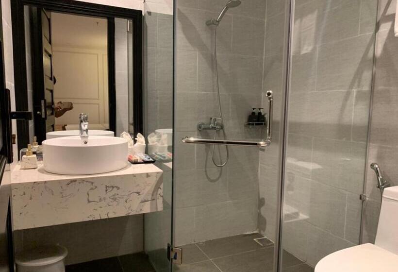 اتاق استاندارد سه نفره, Khanh Linh