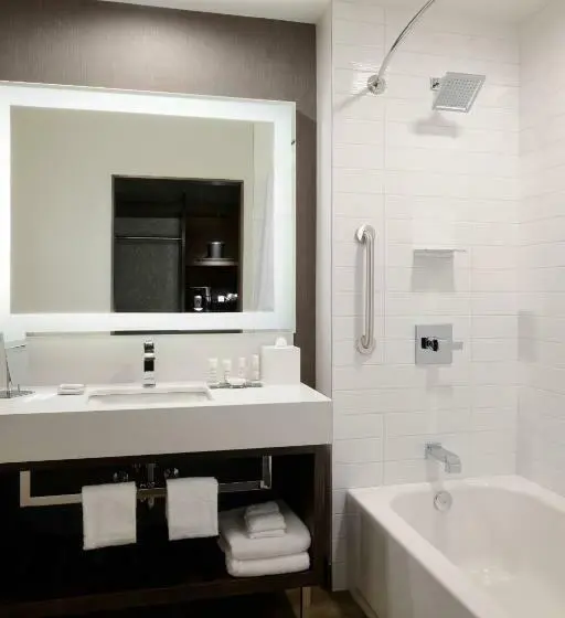 キングサイズベッドのスタンダードルーム, Marriott Tacoma Downtown