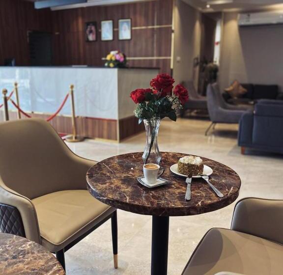 Полулюкс, Amaken Apart