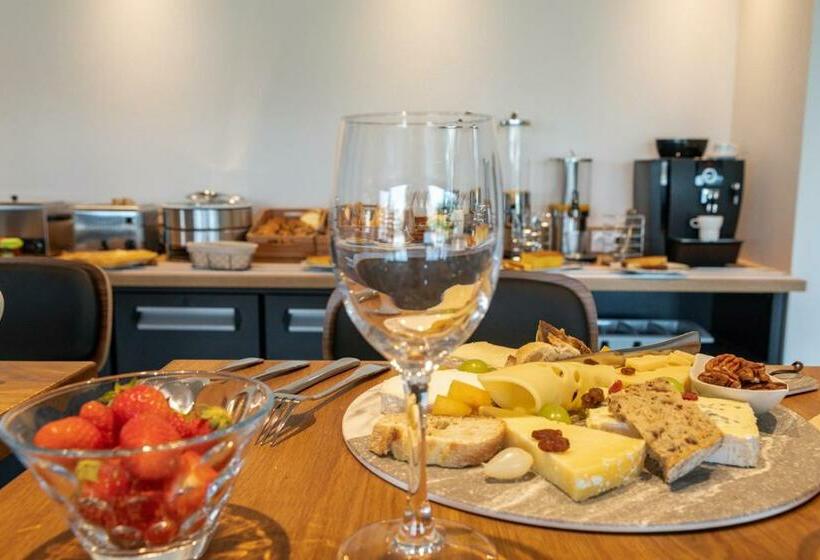 חדר סופריור לארבעה, Brit Hotel Ploermel   Hotel De L Hippodrome