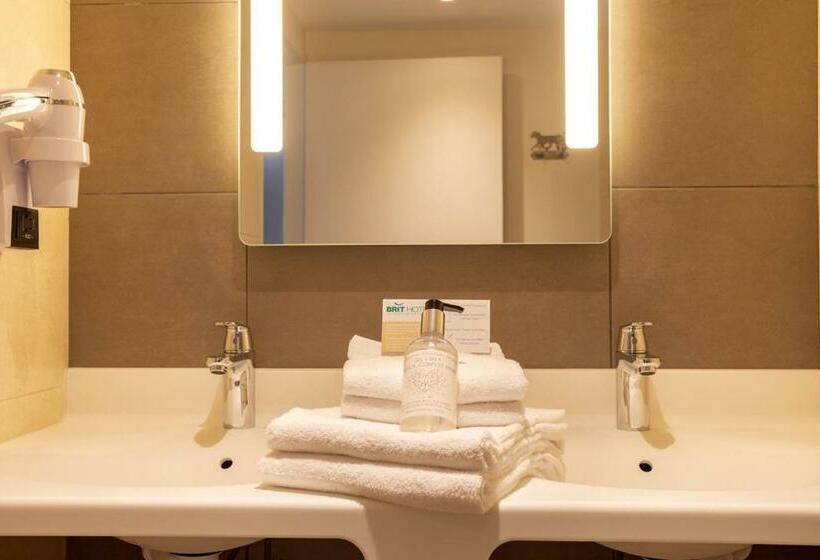 חדר סופריור לארבעה, Brit Hotel Ploermel   Hotel De L Hippodrome