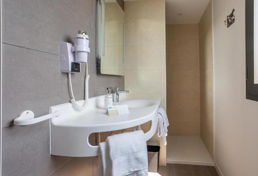 חדר סופריור לשלושה, Brit Hotel Ploermel   Hotel De L Hippodrome